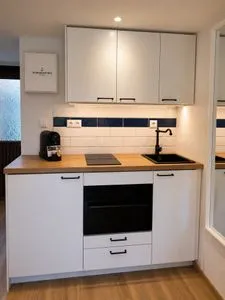 Blick auf die moderne Küchenzeile Sierksdorfer Kajüte 36