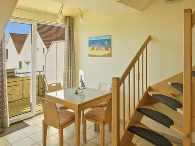 Esstisch, Balkon und Treppe zum Schlafzimmer im OG Residenz am Strand Schöne Zeit - Wohnung 6-81