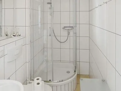 Badezimmer mit WC, Waschbecken und Dusche Residenz am Strand Schöne Zeit - Wohnung 6-81