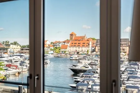 Ferienwohnung Müritzquartier No.13 Hafenresidenz Waren (Müritz) - Wohnzimmer mit Hafenblick  Müritzquartier No.13