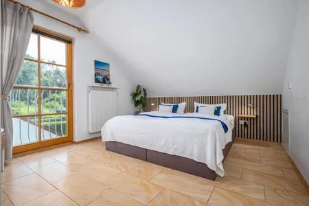 Schlafzimmer mit Doppelbett Ferienpark Freesenbruch Reihenhaus 6 - Delfin