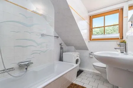 Badezimmer mit Badewanne Ferienpark Freesenbruch Reihenhaus 6 - Delfin