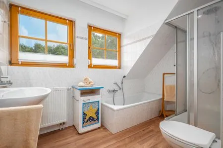 Bad mit Badewanne und Dusche im OG Ferienpark Freesenbruch Doppelhaushälfte 9a - Leuchtturm