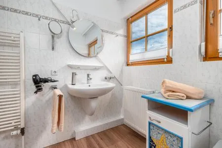 Bad mit Badewanne und Dusche im OG Ferienpark Freesenbruch Doppelhaushälfte 9a - Leuchtturm