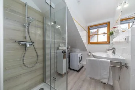 Badezimmer mit Dusche im OG Ferienpark Freesenbruch Reihenhaus 5b - Seehund