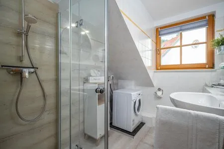 Badezimmer mit Dusche im OG Ferienpark Freesenbruch Reihenhaus 5b - Seehund