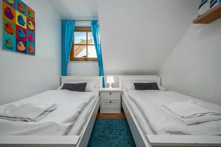 Schlafzimmer mit zwei Einzelbetten Ferienpark Freesenbruch Reihenhaus 5b - Seehund