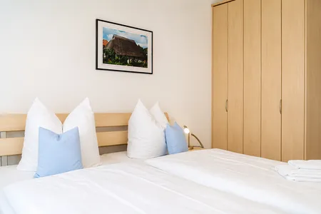 2. Schlafzimmer mit Doppelbett und Kleiderschrank Residenz am Strand Wohnung 1-16