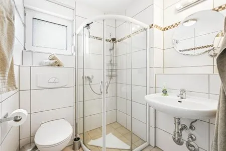 Bad mit Dusche und WC Residenz am Strand Wohnung 6-74