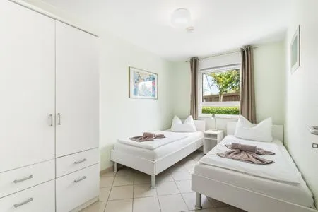 Schlafzimmer mit zwei Einzelbetten Residenz am Strand Wohnung 6-74