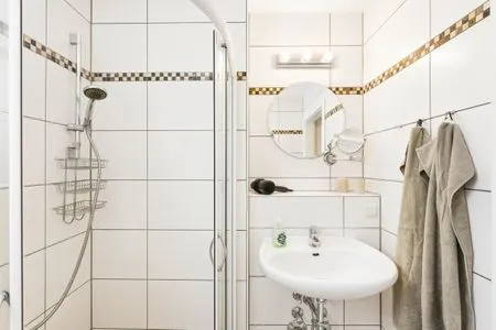 Bad mit Dusche und WC Residenz am Strand Wohnung 6-74