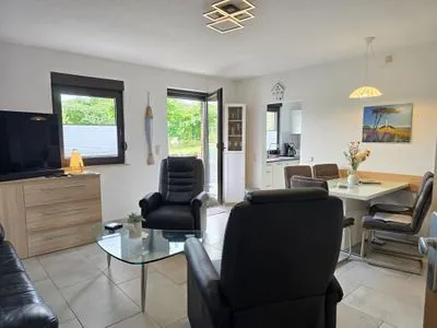 Wohnzimmer FeWo Ostseeglück im Jasmund-Paradies mit Terrasse und haustierfreundlich
