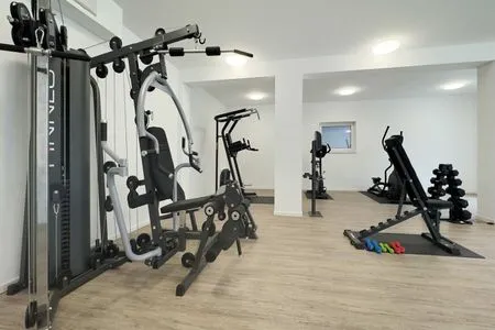 Fitness Ferienwohnung Otterhöhle mit Fitness-, Sauna und Kinderspielbereich.