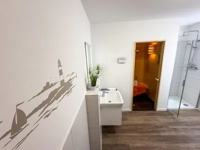 Bad mit eigener Sauna, Dusche und Badewanne Meerglück (50.0.M)