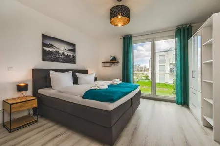 Schlafzimmer Ferienwohnung Meerzeit mit Sauna, Balkon und Wellnessbereich