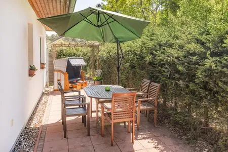 Terrasse Ferienwohnung Strandläufer mit Badewanne, Terrasse mit Grill und Strandkorb