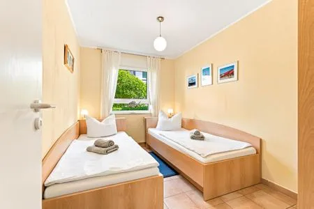 Schlafzimmer mit zwei Einzelbetten und Kleiderschrank Residenz am Strand Wohnung 4-58