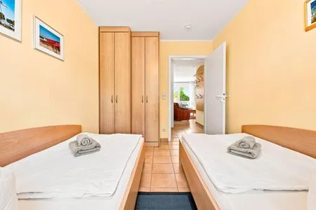 Schlafzimmer mit zwei Einzelbetten und Kleiderschrank Residenz am Strand Wohnung 4-58