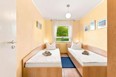 Schlafzimmer mit zwei Einzelbetten und Kleiderschrank Residenz am Strand Wohnung 4-58
