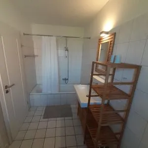 Badezimmer mit Waschbecken und Badezimmer Zur Hanse Wohnung 1.2