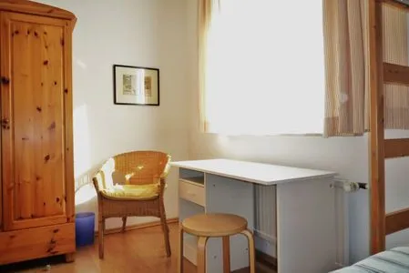 Kleiderschrank und Sitzecke im Kinderzimmer Zur Hanse Wohnung 1.2