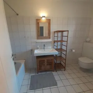 Badezimmer mit Waschbecken und Badezimmer Zur Hanse Wohnung 1.2