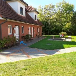 Vorderseite des Hauses mit Sandkasten Zur Hanse Wohnung 1.2