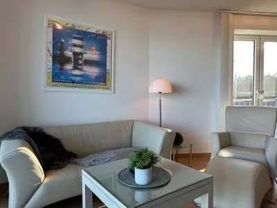 Der offene Wohnbereich mit einem gemütlichen Ledersofa. Strandpalais Duhnen Nr. 517