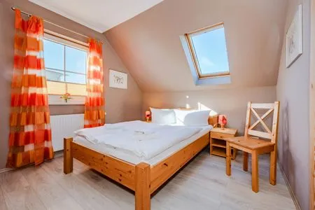 Schlafzimmer Ferienhaus Golfblick mit Sonnenterrasse und Kamin