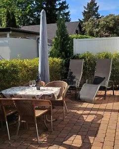 Terrasse mit Tisch und Bestuhlung  Rosenberg-Siedlung 21