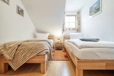 Schlafzimmer mit zwei Einzelbetten Ferienpark Freesenbruch Reihenhaus 6a - Möwe