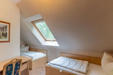 Schlafzimmer mit zwei Einzelbetten und TV Am Deich Am Deich Haus 32