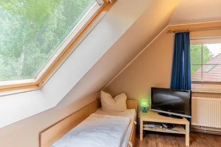 Schlafzimmer mit zwei Einzelbetten und TV Am Deich Am Deich Haus 32