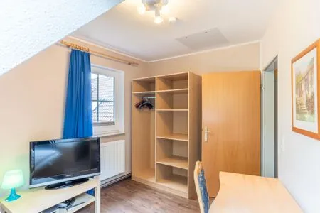 Schlafzimmer mit zwei Einzelbetten und TV Am Deich Am Deich Haus 32