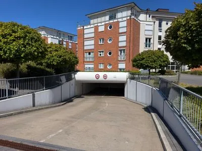 Bequem und sicher: Hauseigene Tiefgarage mit festen PKW-Stellplätzen. Strandpalais Duhnen