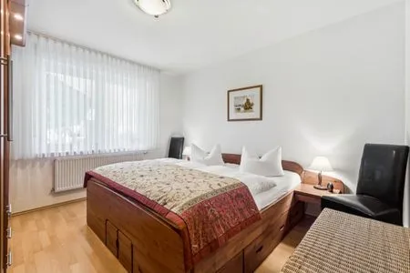 Schlafzimmer mit Doppelbett und großem Kleiderschrank  Ferienwohnung Sobek
