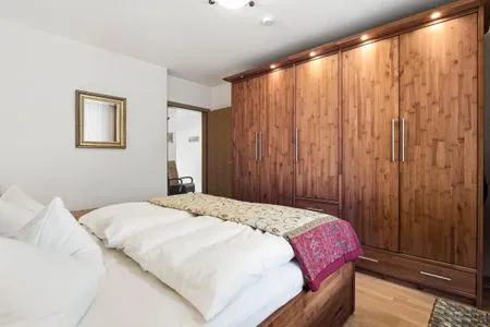 Schlafzimmer mit Doppelbett und großem Kleiderschrank  Ferienwohnung Sobek