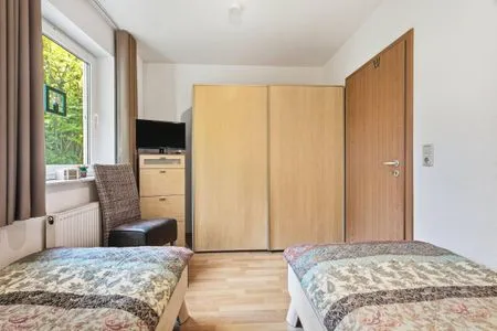 Schlafzimmer mit TV und zwei Einzelbetten  Ferienwohnung Sobek
