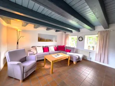 Wohnzimmer Doppelhaushälfte unter Reet