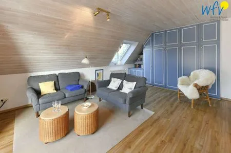 Wohnzimmer mit Schrankbett (zugeklappt) Juist Zauber - Haus 1 Ferienwohnung Fries