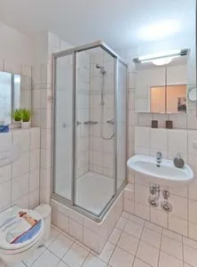 Badezimmer mit Dusche Residenz am Strand Wohnung 1-02