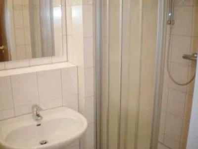 Badezimmer mit Dusche Residenz am Strand Bernsteinglück -  Wohnung 1-09