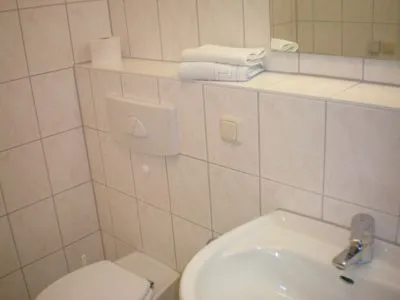 Badezimmer mit Dusche Residenz am Strand Bernsteinglück -  Wohnung 1-09