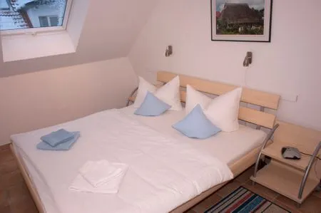 Schlafzimmer mit Doppelbett Residenz am Strand Wohnung 1-16
