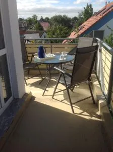 Balkontisch mit Bestuhlung Residenz am Strand Wohnung 2-41