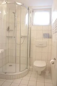Badezimmer mit Dusche Residenz am Strand Wohnung 4-64
