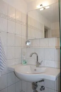 Waschbecken mit Spiegel Residenz am Strand Wohnung 4-64