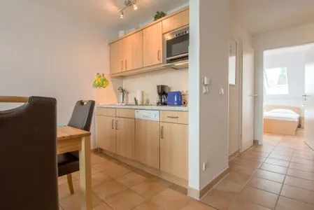 offene Küchenzeile mit Spülmaschine, Mikrowelle und Kühlschrank Residenz am Strand Wohnung 6-82