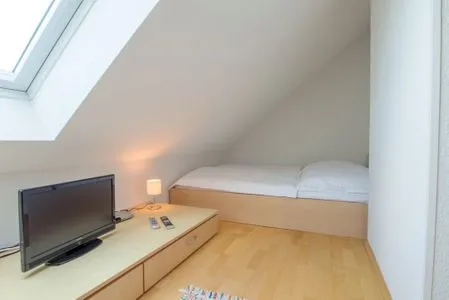 Schlafzimmer im DG mit TV und Doppelbett Residenz am Strand Wohnung 6-82