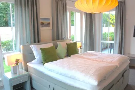 Schlafzimmer mit Doppelbett Logierhaus Friedrich WE 01 - "Beachhouse No.1"